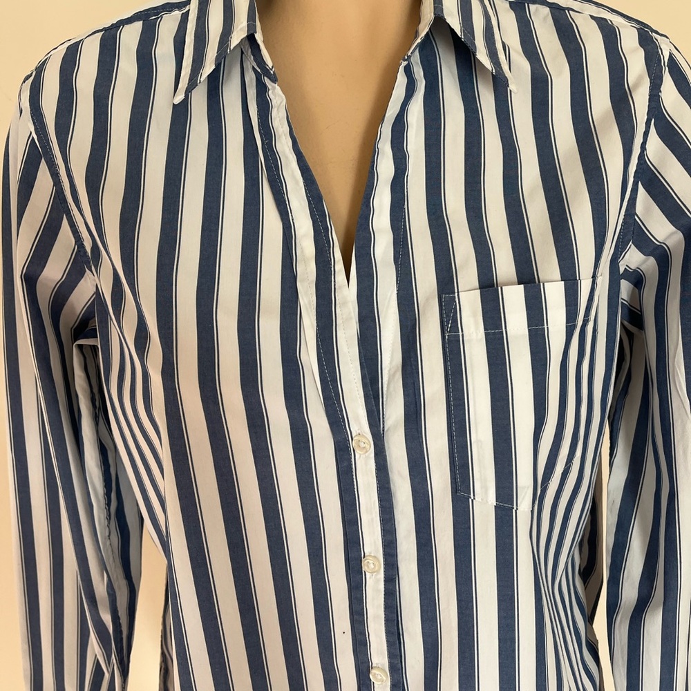 GAP Blue and White Vertical Stripe Button-Down Shirt Size M